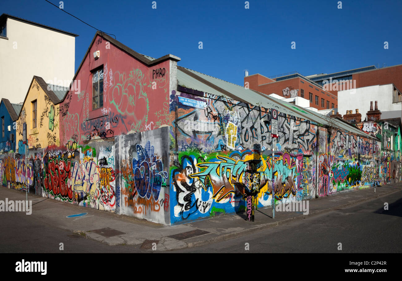 Die U2 Graffiti Wall, Teil der Windmill Lane Studios, Stadt Dublin, Irland; Leider abgerissen im Jahr 2015. Stockfoto