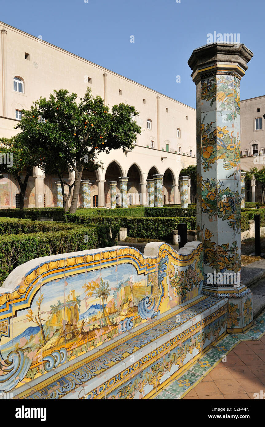 Neapel. Italien. Kreuzgang der Kirche & Kloster von Santa Chiara. Stockfoto