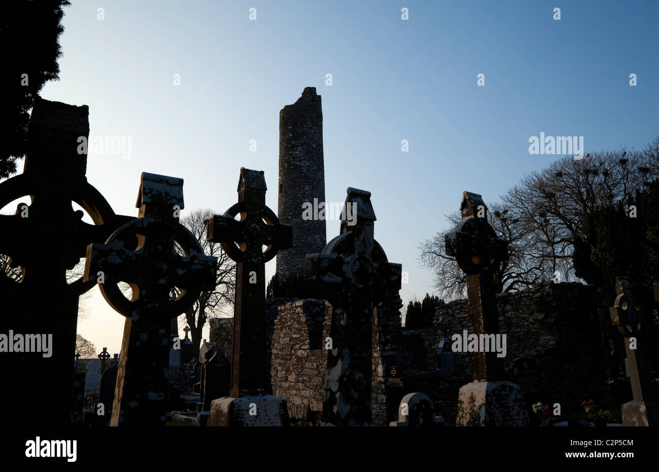 Der Rundturm und hohe Kreuze an der klösterlichen Site bei Monasterboice, County Louth, Irland Stockfoto