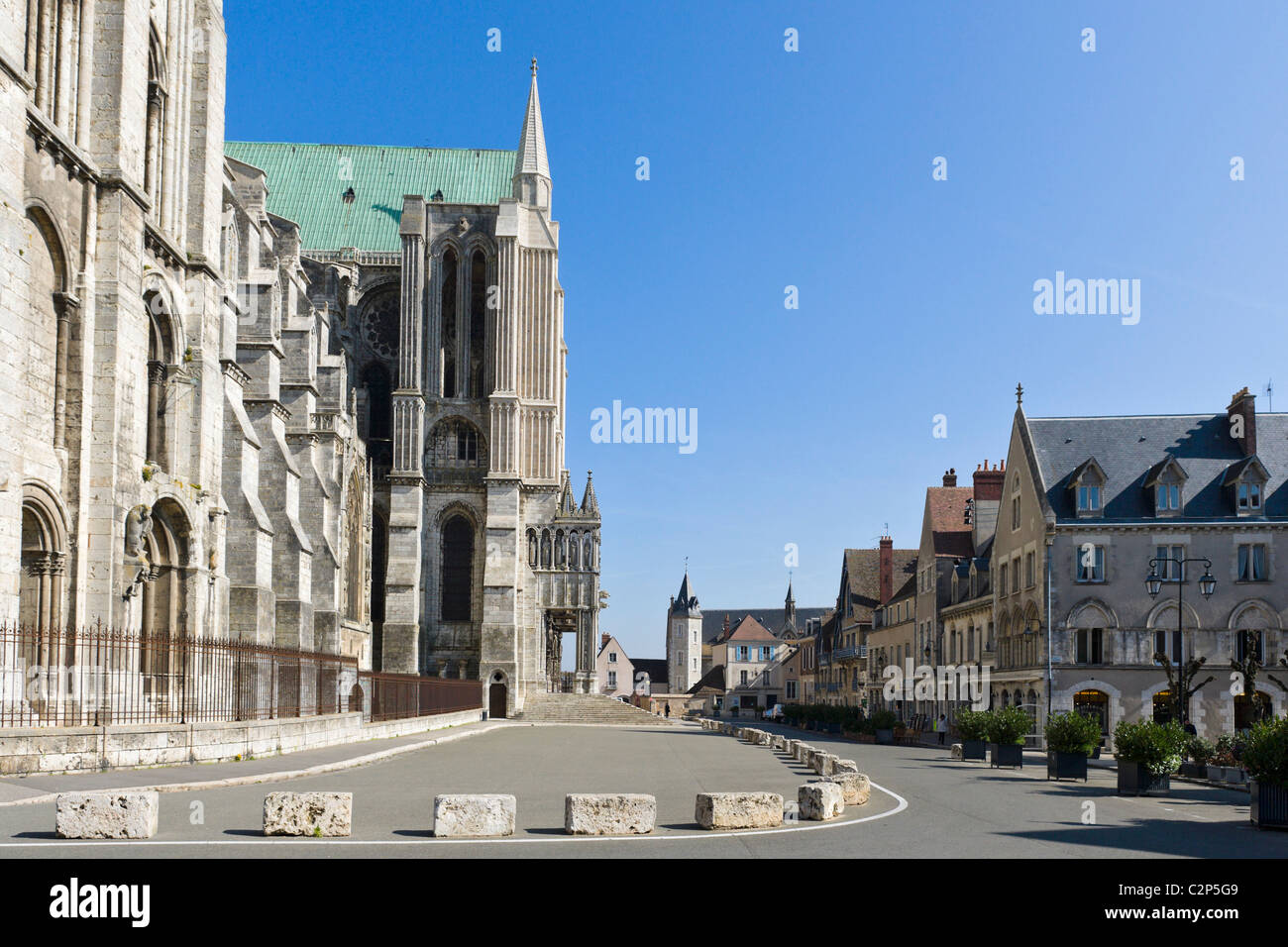 Östlichen Fassade der Kathedrale von Notre Dame, Chartres, Frankreich Stockfoto