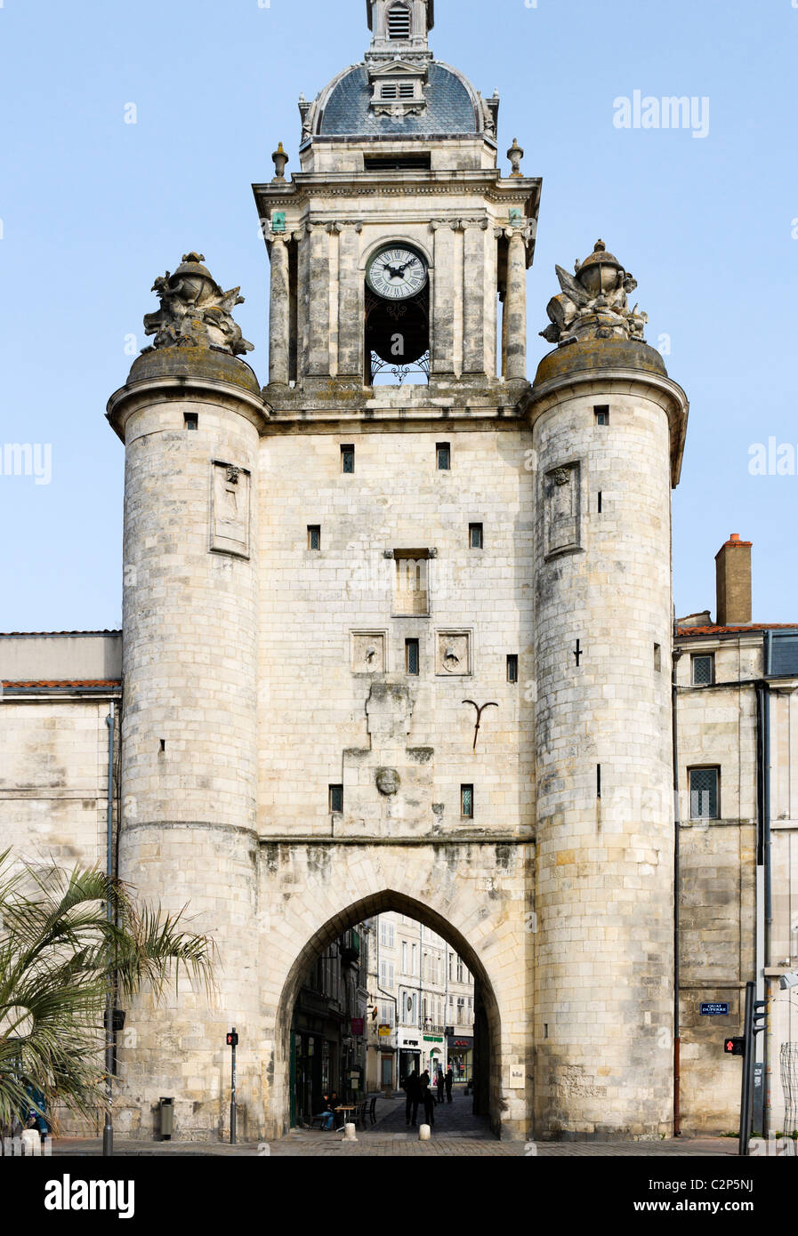 Tor unter La Grosse Horloge (Town Clock), La Rochelle, Poitou-Charentes, Frankreich Stockfoto