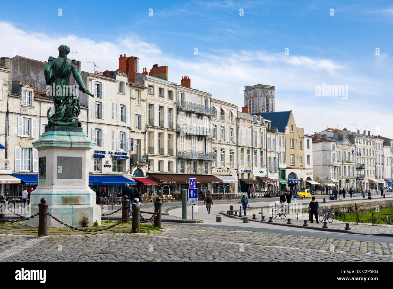 Geschäfte an der Harbourfront im Zentrum Stadt, La Rochelle, Poitou-Charentes, Frankreich Stockfoto