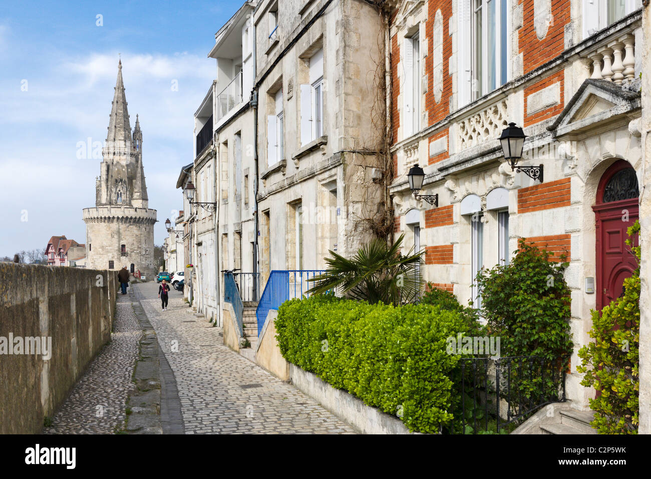 Blick entlang der Stadtmauer an der Harbourfront mit Blick auf den Tour De La Lanterne, La Rochelle, Poitou-Charentes, Frankreich Stockfoto