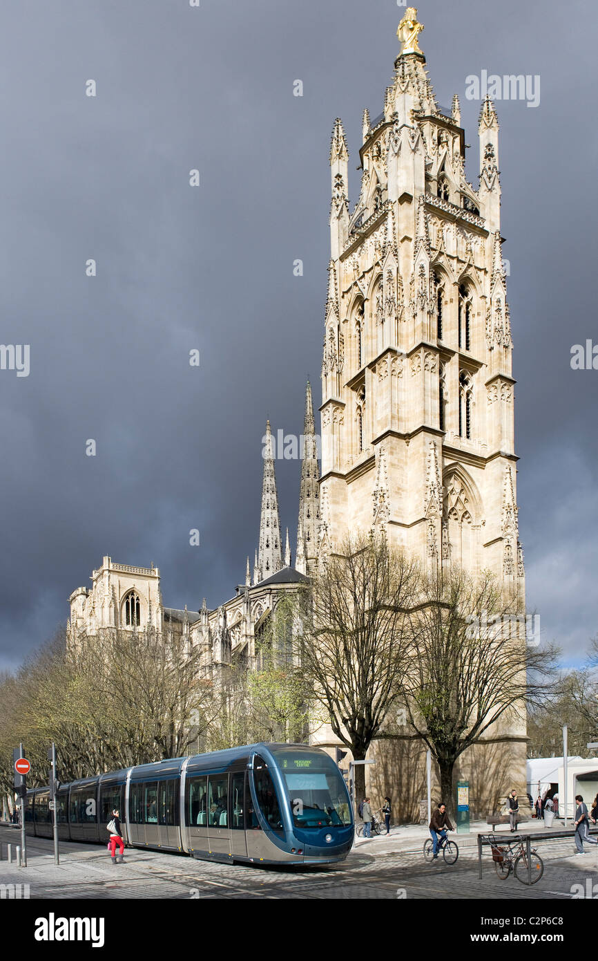 Moderne Straßenbahn vor Pey Berland Turm und St. Andre Cathedral im Zentrum der Stadt kurz vor einem Sturm, Bordeaux, Aquitanien, Frankreich Stockfoto