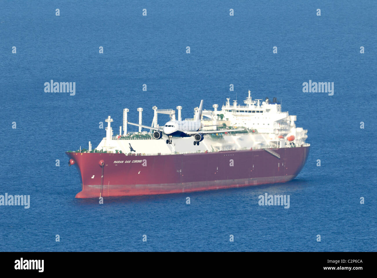 Monarch Airways engined Twin Jet Ansatz nach Gibraltar mit großen Tanker vor Anker in den Gewässern vor der Küste Stockfoto