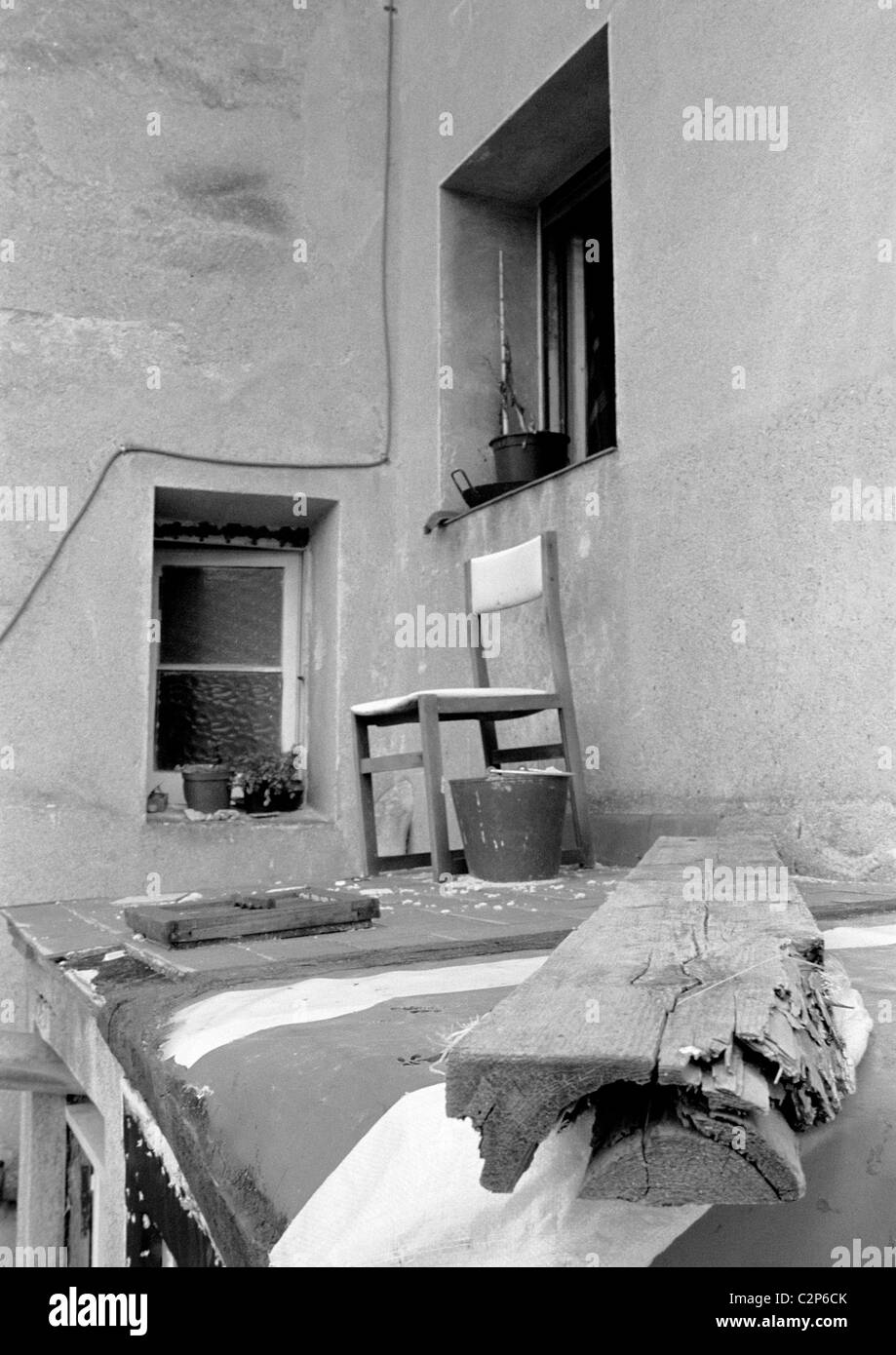 Kann Masdeu, Firmenveranstaltungen, Spanien 2004: Zwangsräumung Fluchtweg aus Fenster, auf dem Stuhl entlang Plank über gebrochene Dach und unten Stockfoto