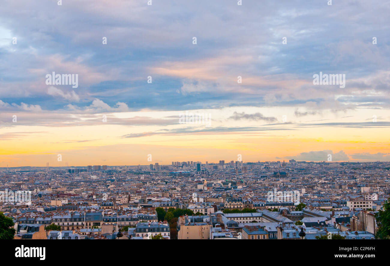 Paris-Skyline vom Sacre Coeur einen Sommer Sonnenuntergang. Stockfoto