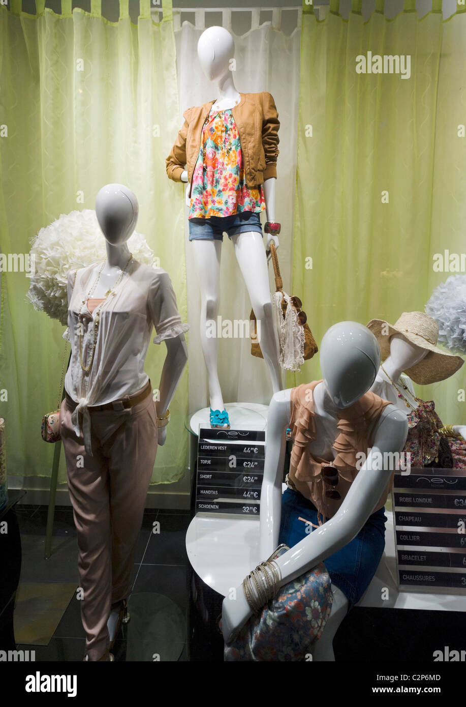 Schaufensterpuppen in einem Schaufenster in der Nacht, Brüssel, Belgien Stockfoto