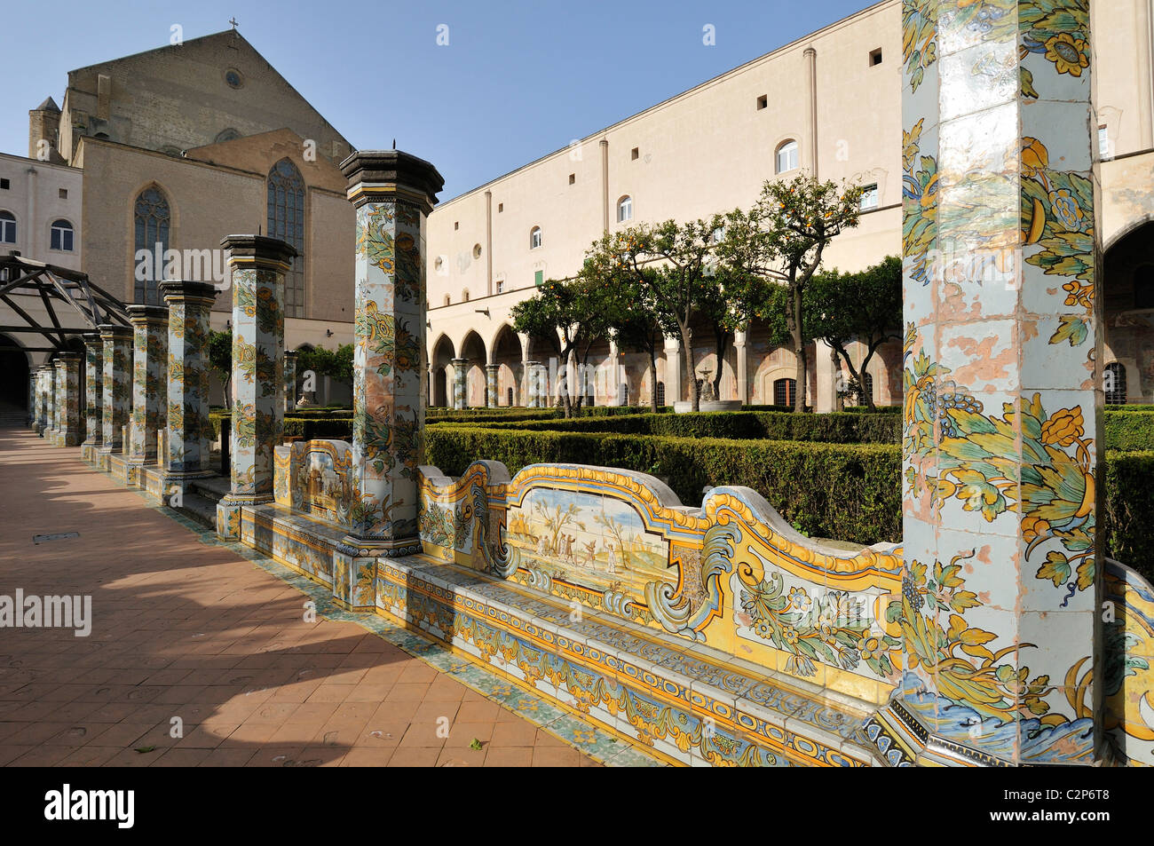 Neapel. Italien. Kreuzgang der Kirche & Kloster von Santa Chiara. Stockfoto