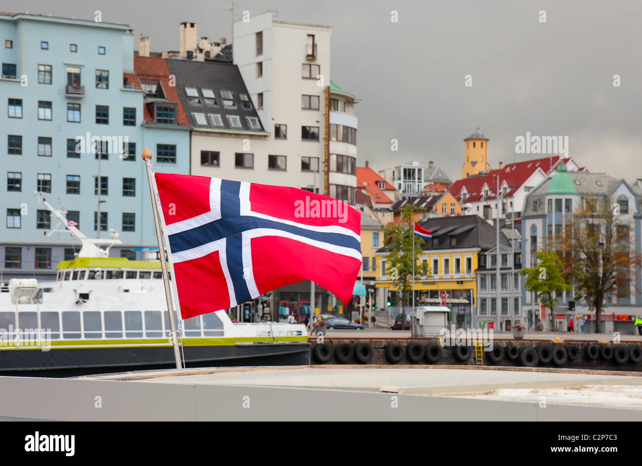 Hafen der Stadt Bergen. Norwegische Flagge im Vordergrund. Skandinavische Sommerwetter. Stockfoto