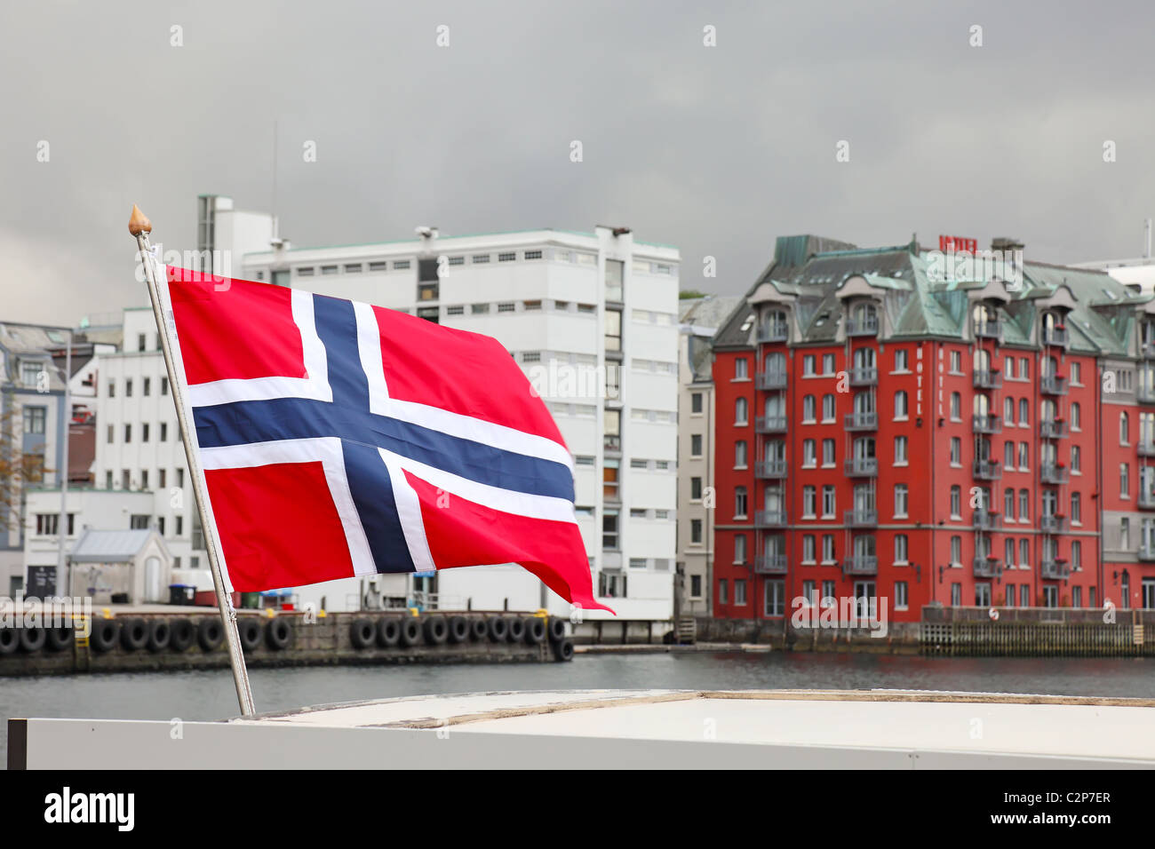Hafen der Stadt Bergen. Norwegische Flagge im Vordergrund. Skandinavische Sommerwetter. Stockfoto