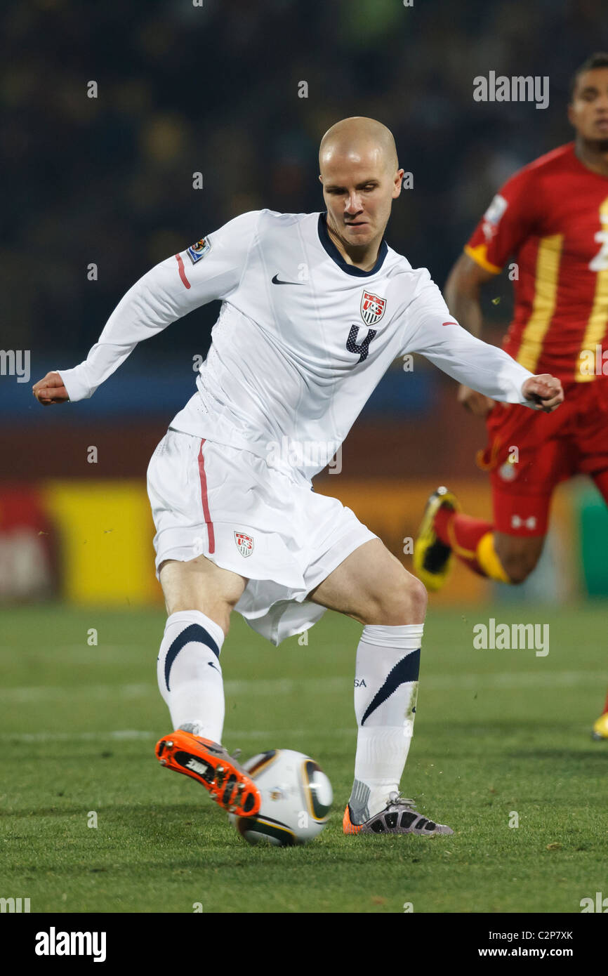 Michael Bradley der Vereinigten Staaten geht der Ball bei einem FIFA World Cup Runde der 16 Spiel gegen Ghana 26. Juni 2010. Stockfoto