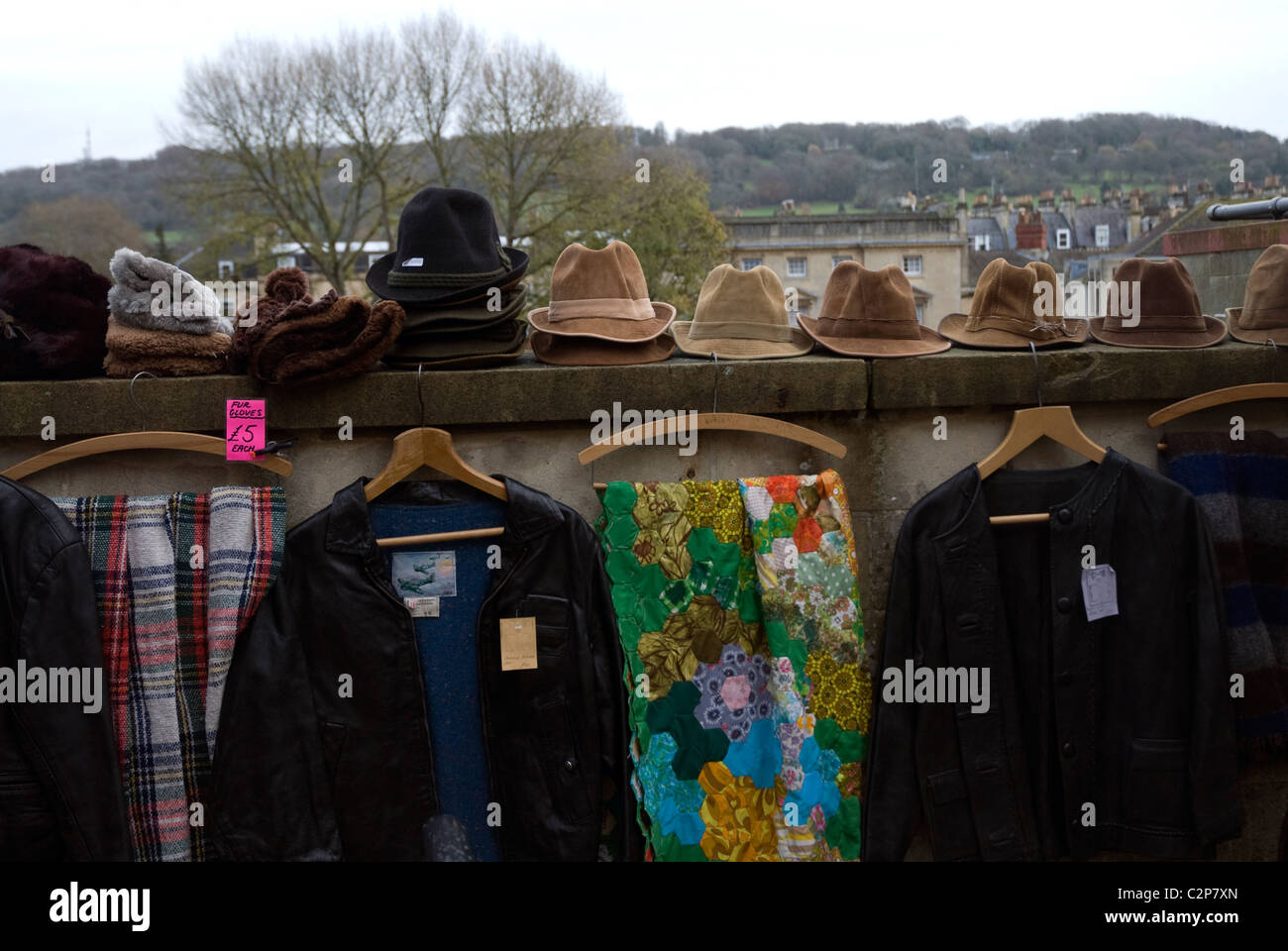 Jacken und secondhand-Kleidung zum Verkauf Walcot Samstag Markt Bad Somerset UK Stockfoto