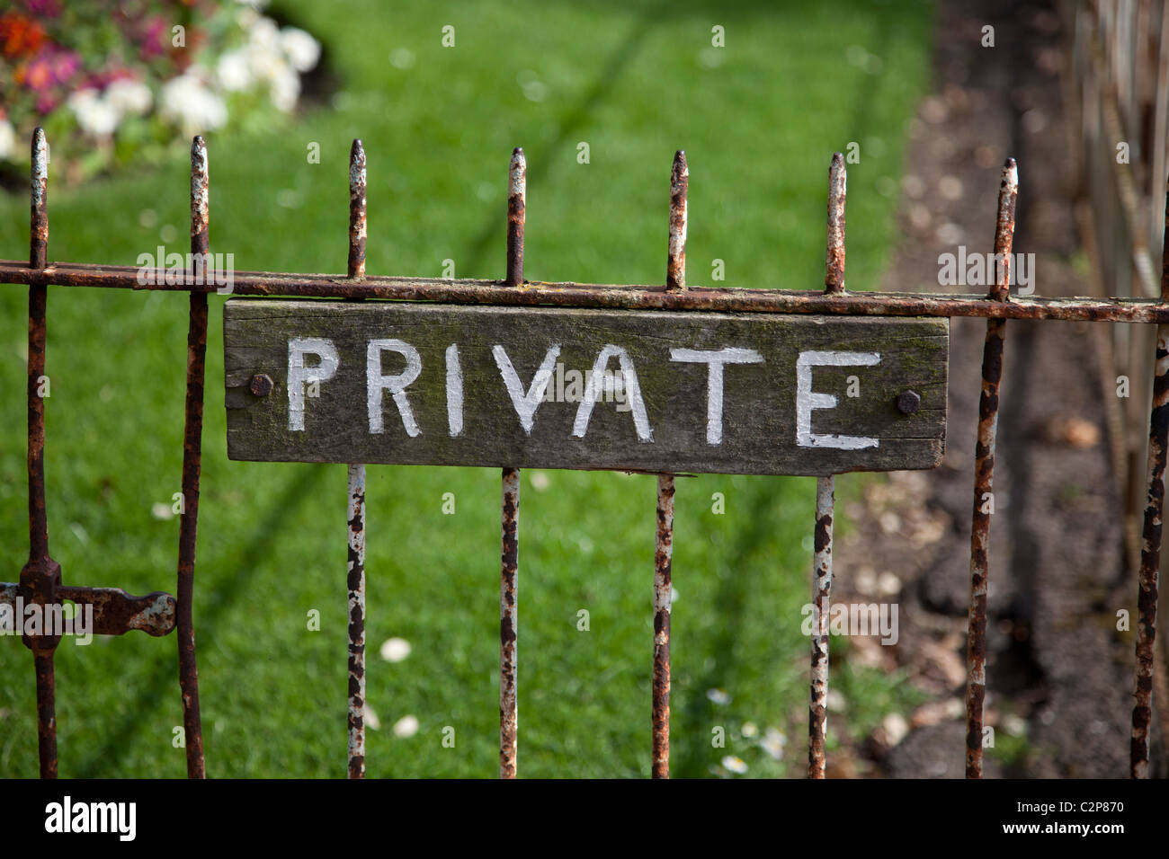 Private Zeichen auf alte rostige Gartentor Stockfoto