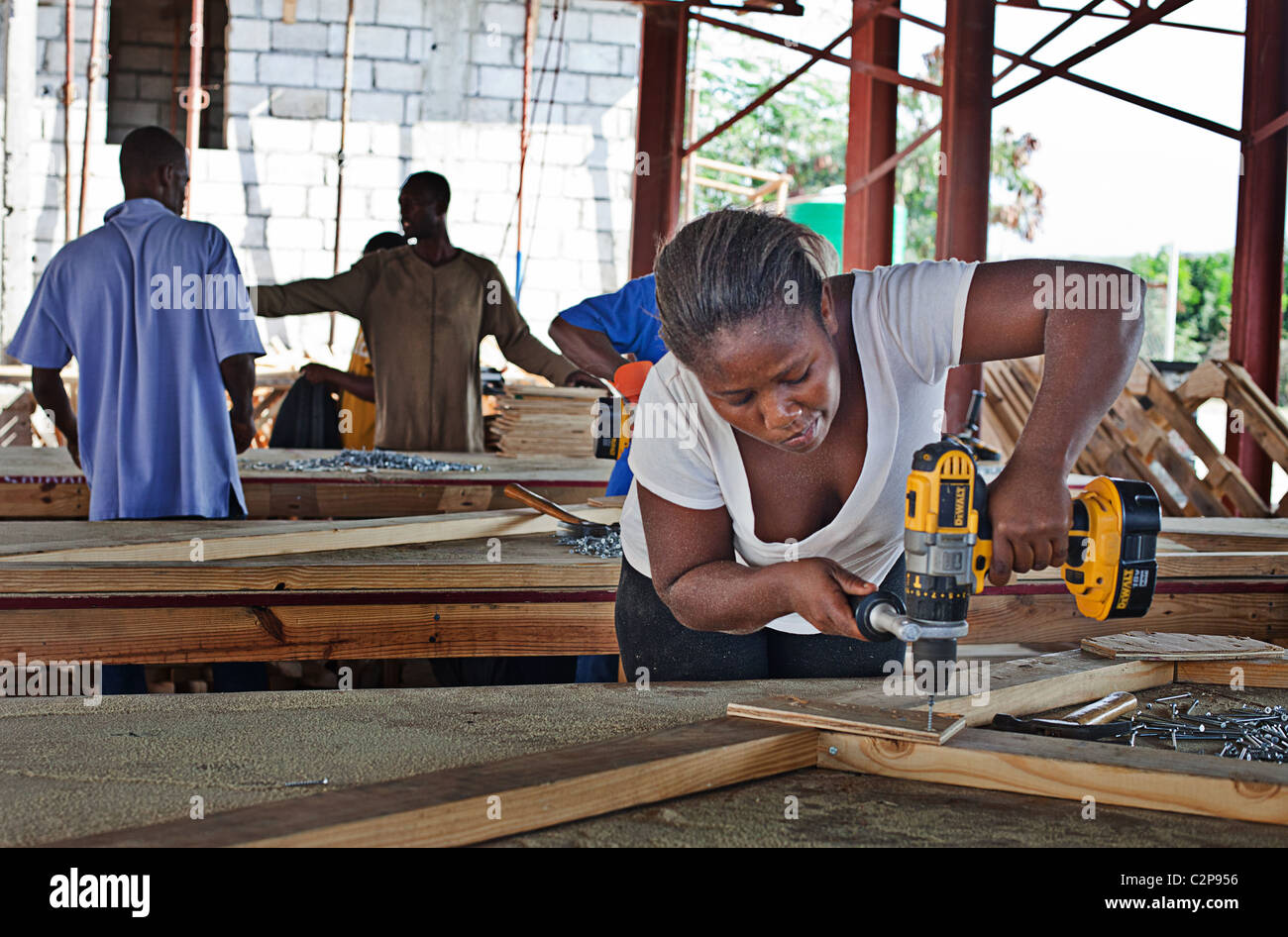 Eine Frau, die Arbeit mit mechanischen Werkzeug für Lebensraum für Menschlichkeit Buiding NGO Hausprojekt, Leogane, Haiti Stockfoto