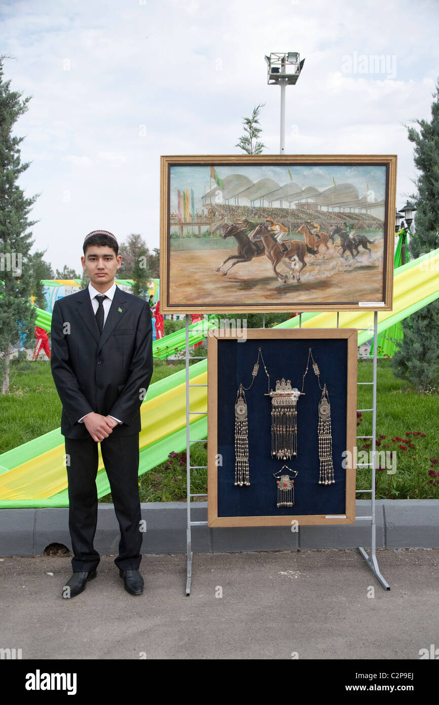 Eine Kunststudentin steht neben seinem Display auf dem Hippodrom in Aschgabat anlässlich Nationalfeiertag turkmenische Pferd Stockfoto
