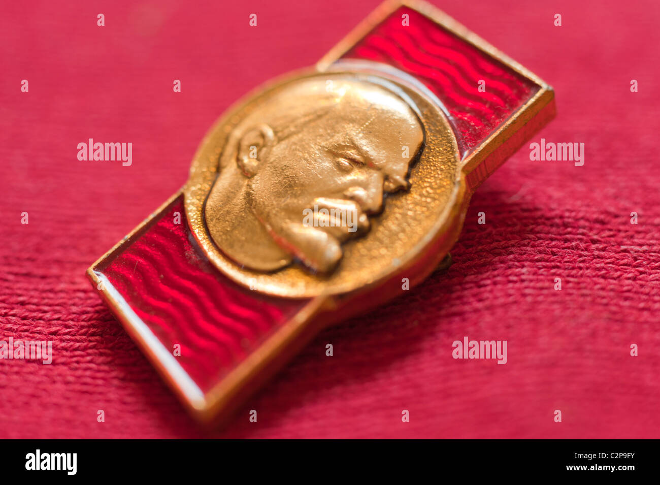 Kleine Revers Abzeichen in der Sowjetunion in den 1980er Jahren produziert. Zeigt das Gesicht von Vladimir Ilyich Lenin. Stockfoto
