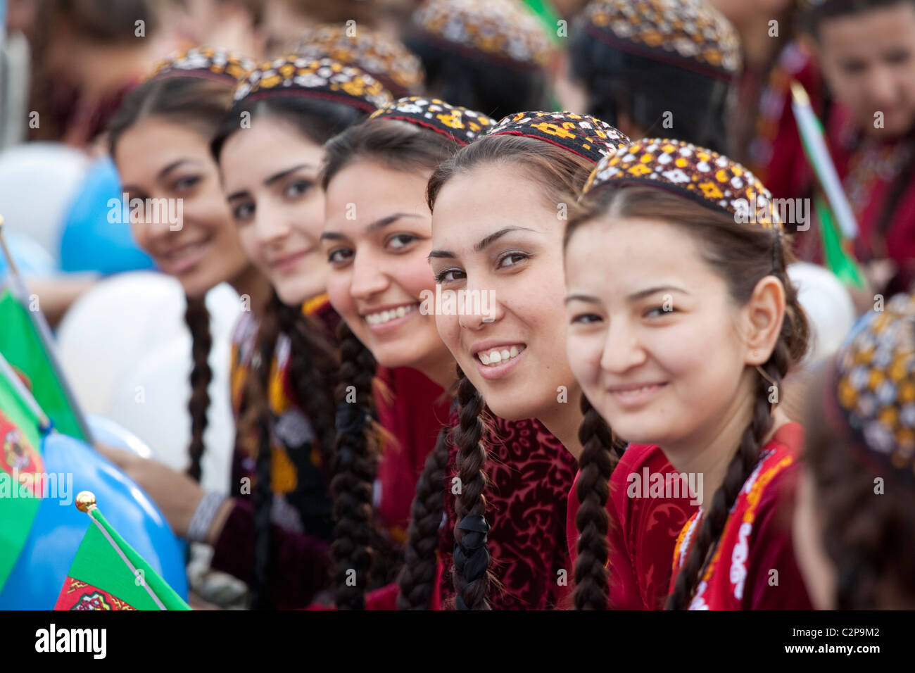 Mädchen in der traditionellen Nationaltracht Turkmenistans Stockfoto