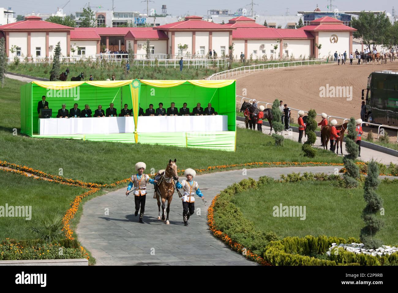 Ein Ahal Teke-Pferd ist auf turkmenische Pferd Nationalfeiertag, Turkmenstan vorgeführt. Stockfoto