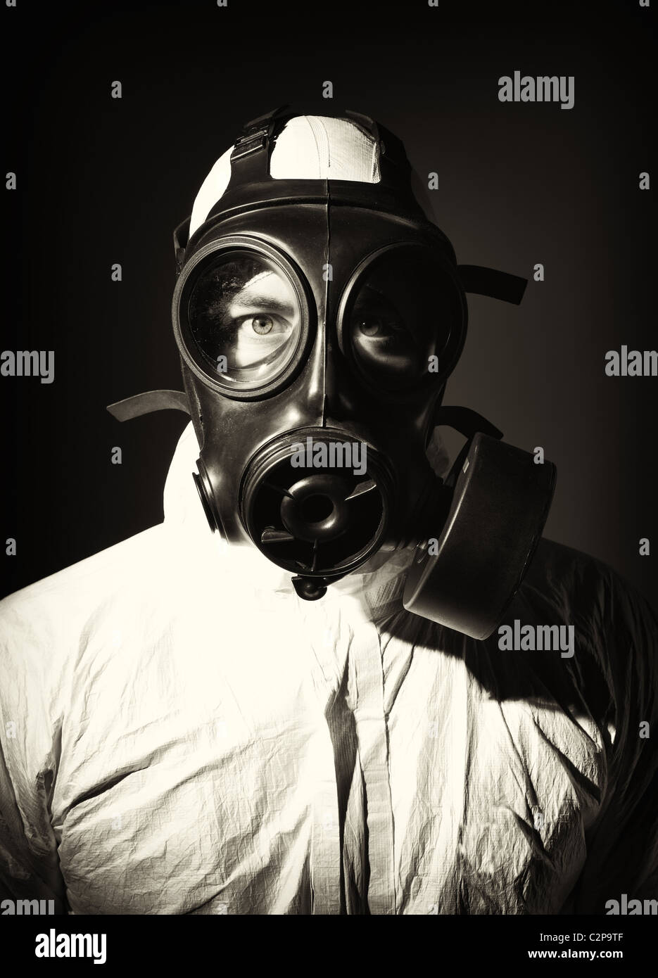 Porträt von Mann mit Gasmaske und Schutzbekleidung Stockfoto