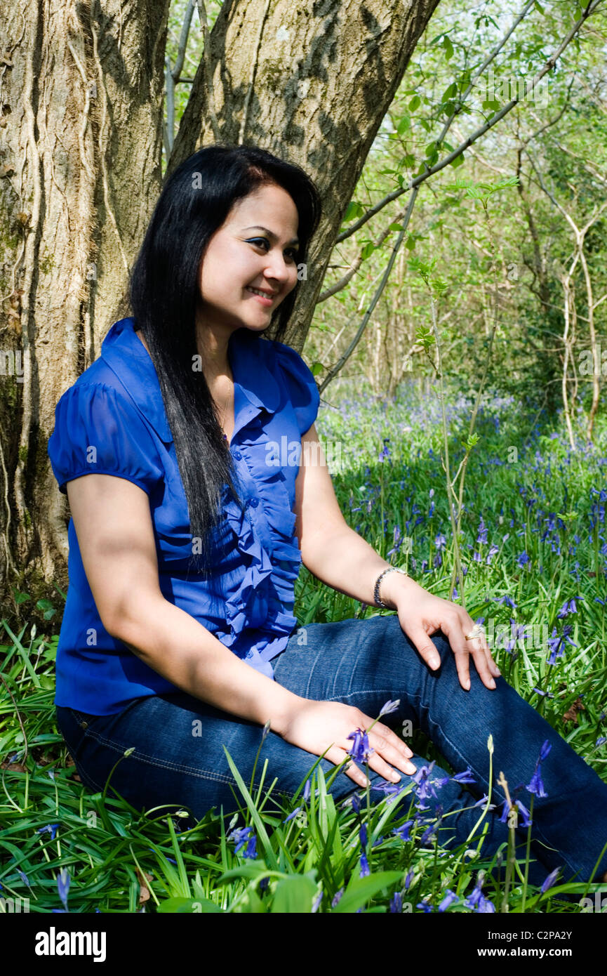 hübsche Frau, umgeben von Glockenblumen in Bere Wald england Stockfoto