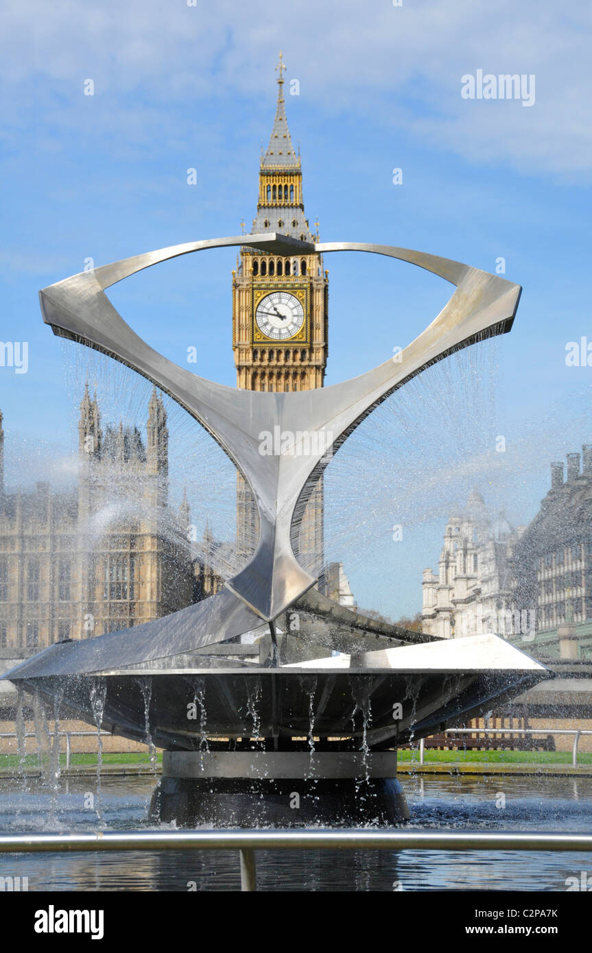Teil von Revolvierenden Edelstahl Wasserspiel Brunnen & Kunst Skulptur von Naum Gabo im St. Thomas Hospital als Rahmen zu Big Ben Clock Face London UK Stockfoto