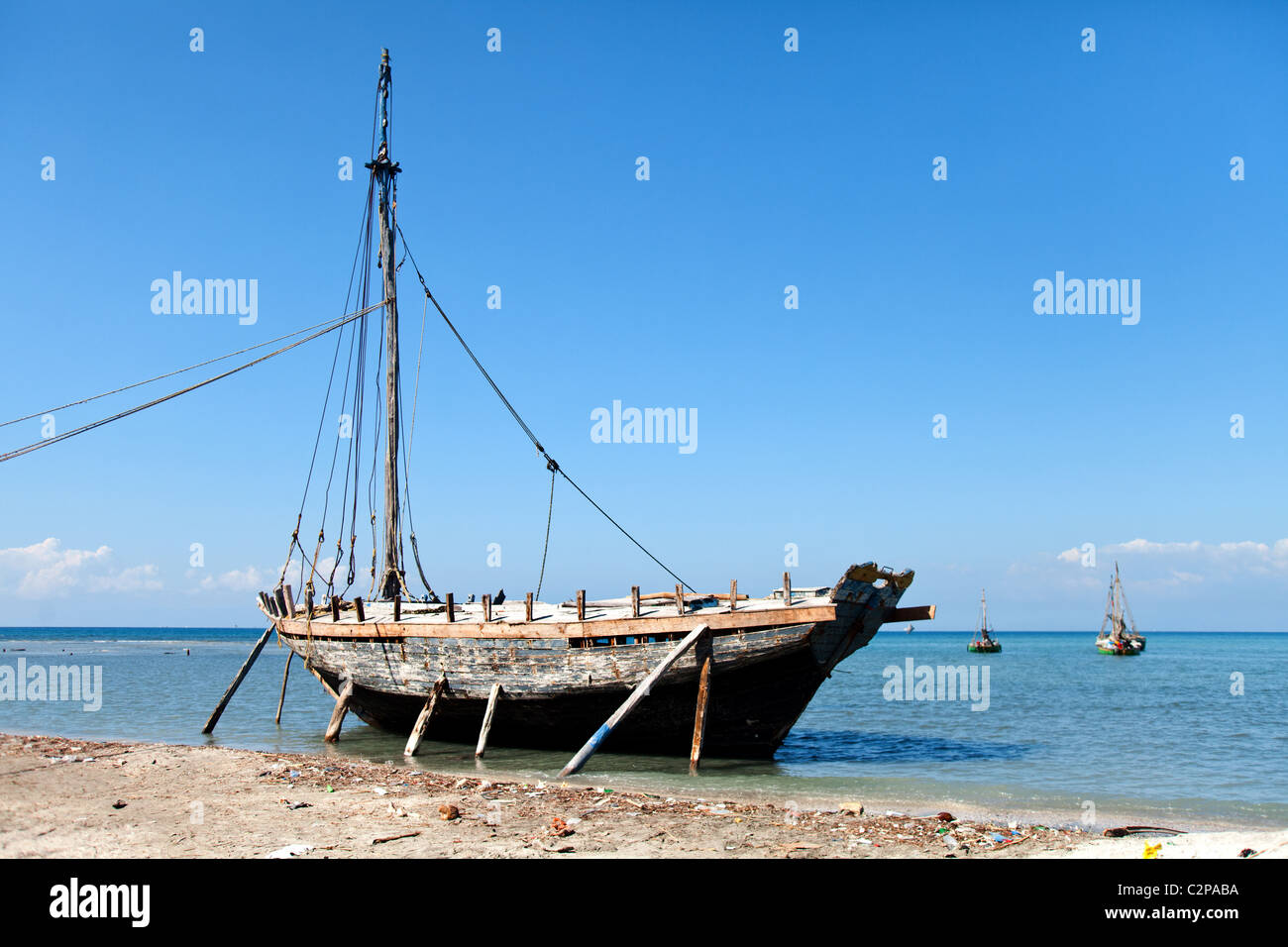 Alte Boote am Ufer des Meeres, Leogane Haiti Stockfoto