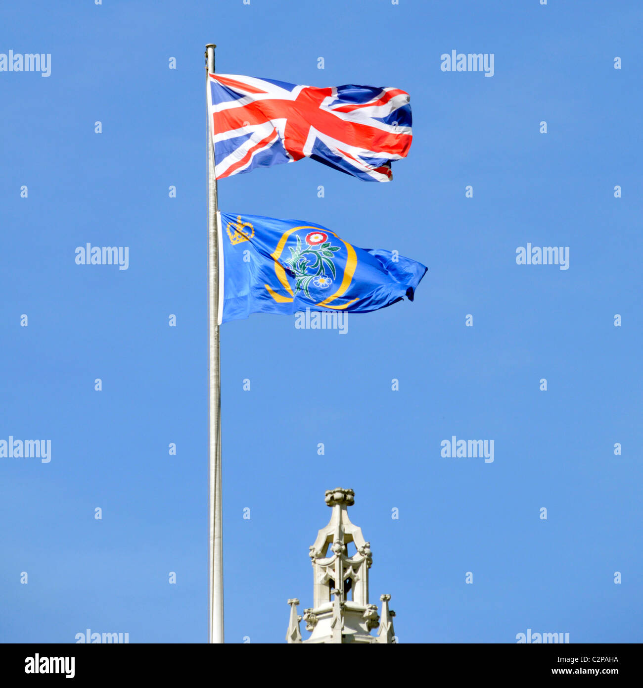 Union Flag und dem Emblem Flagge des britischen Obersten Gerichtshof über dem Turm der Middlesex Guildhall Gebäude gesehen Stockfoto