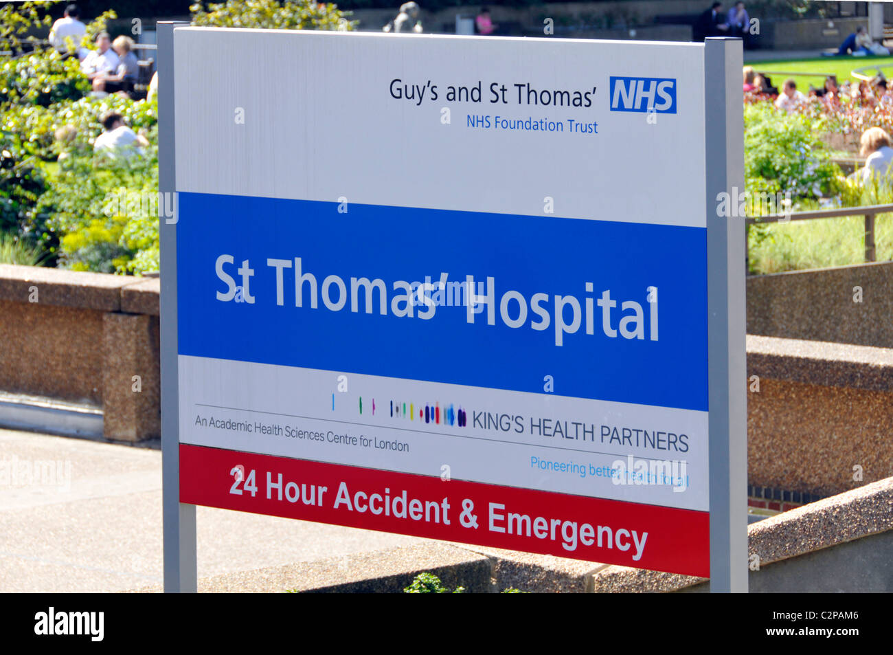 NHS sign St Thomas' Hospital mit 24 Stunden Unfall & Notaufnahme Teil der Kerle und St Thomas Grundlage Vertrauen in Lambeth London England Großbritannien Stockfoto