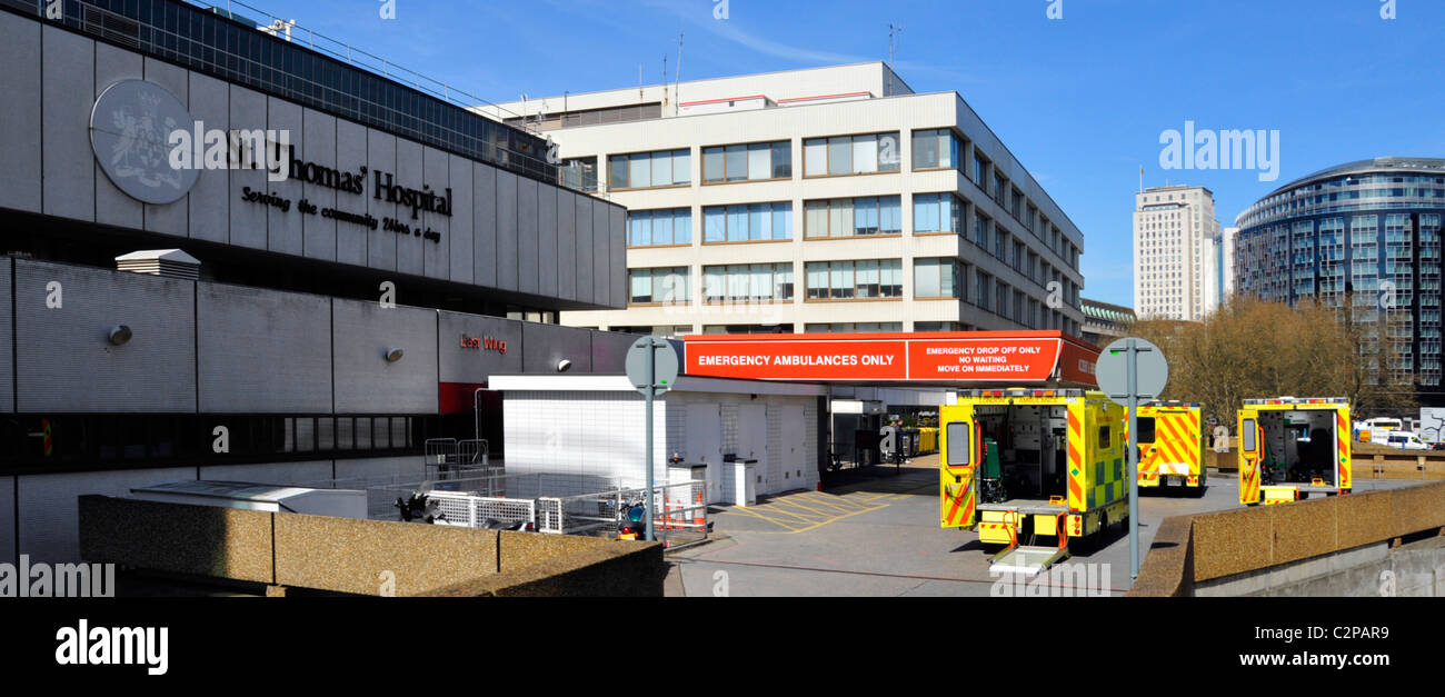 Zurück Türen auf Unfall und Notfall NHS Krankenwagen warten draußen Eingang zu A&E Abteilung St. Thomas Hospital London England Großbritannien Stockfoto