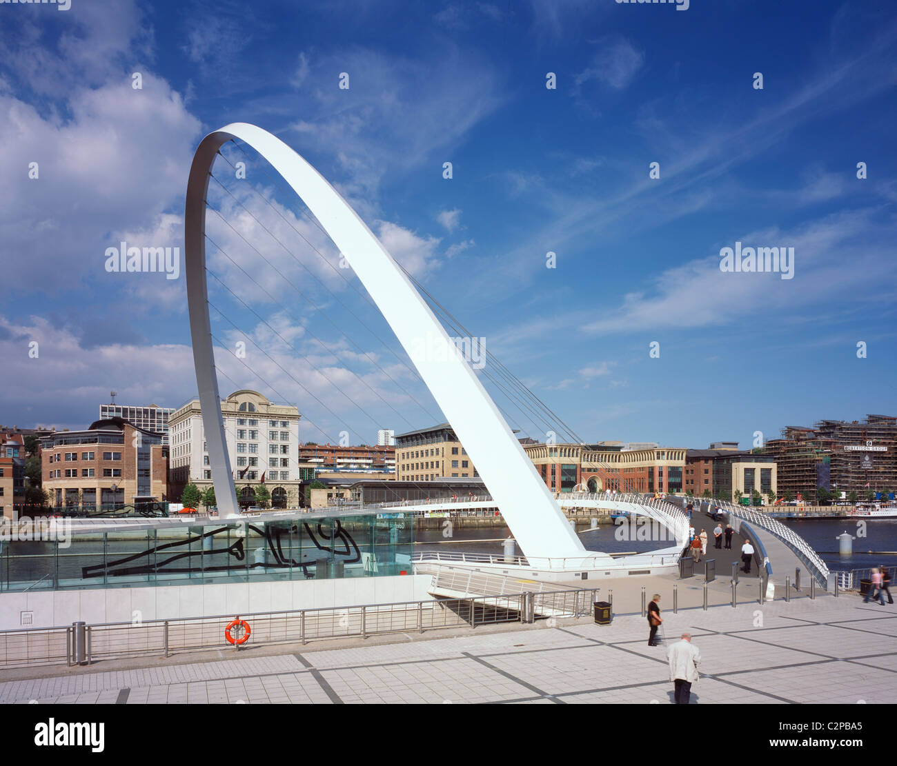 Gateshead Millennium Bridge, Newcastle Upon Tyne. Tagsüber Blick auf Brücke mit Menschen. Stockfoto