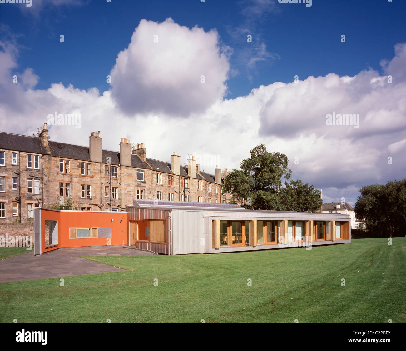 Holyrood Education Centre, Holyrood Park, Edinburgh, Schottland. Weg zum Haupteingang. Stockfoto