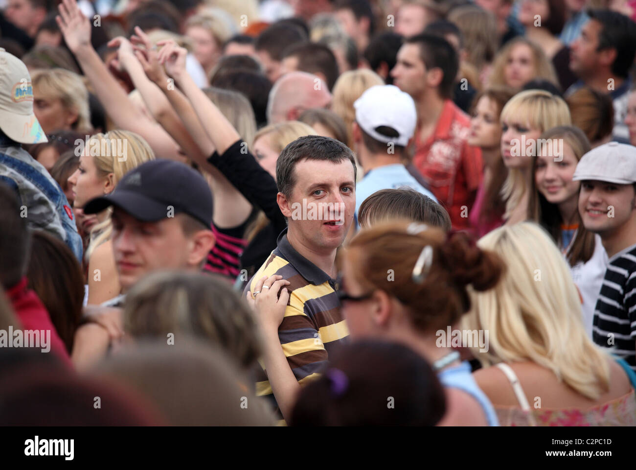 Einer Party Menschenmenge auf ein open Air Konzert, Grodno, Belarus Stockfoto