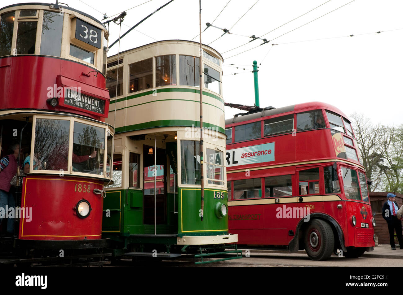 Oldtimer Transport rot/Creme Straßenbahn, grün/Creme Straßenbahn und roten Bus Transport Museum Suffolk UK Vintage Transport Touristen locken Stockfoto