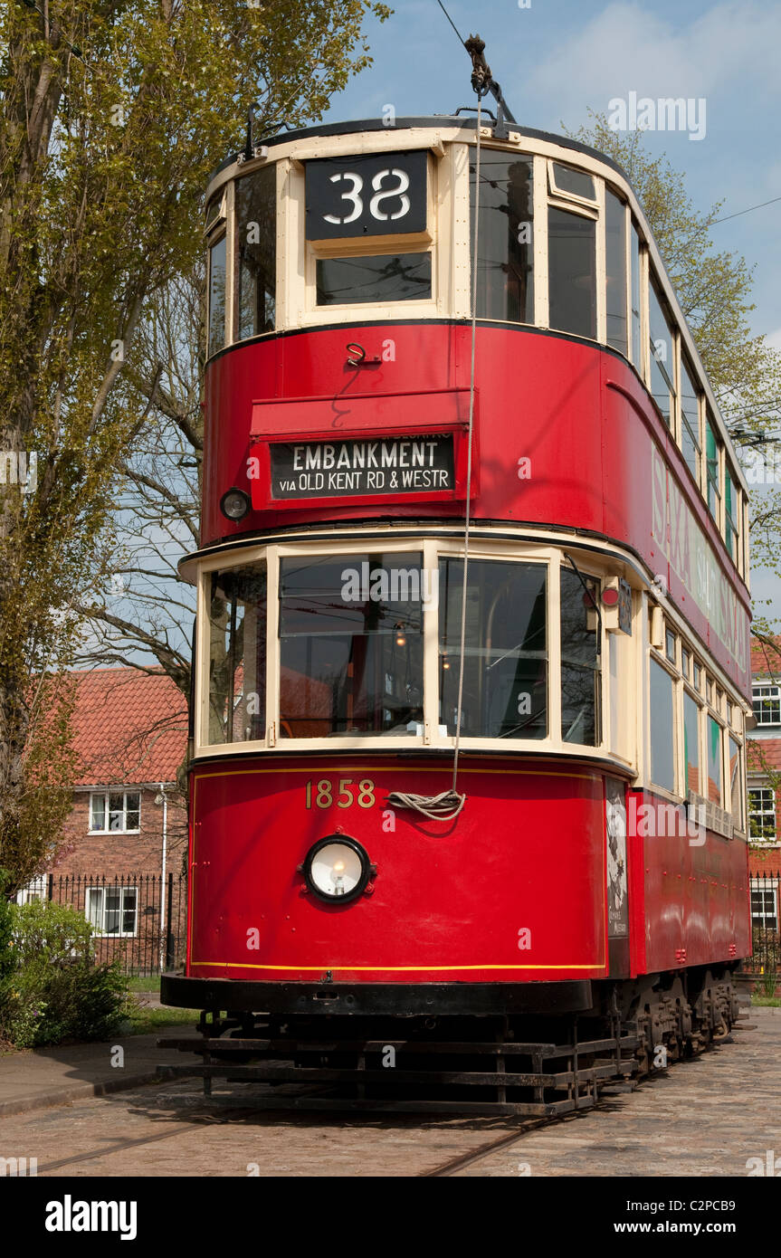 Rote Straßenbahn bei Transport Museum Suffolk UK Vintage Transport Touristenattraktion Stockfoto