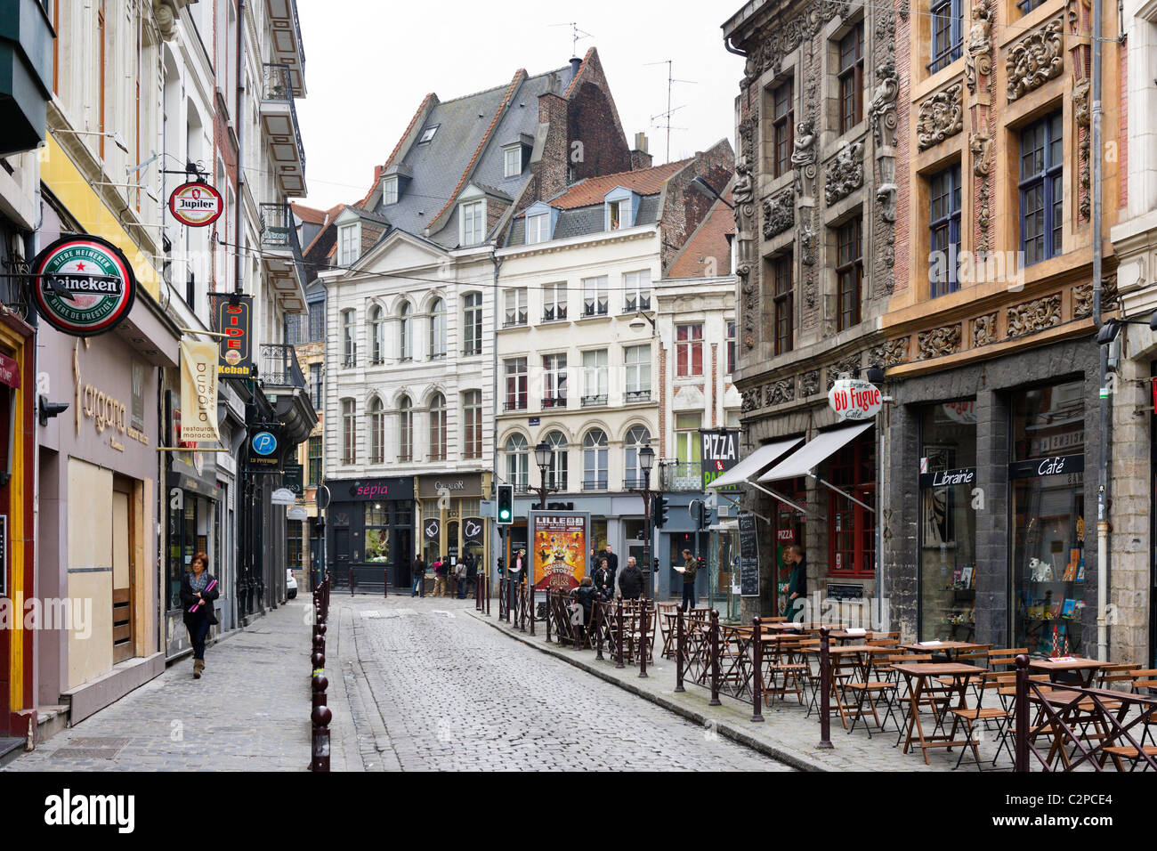 Geschäfte und Cafés auf eine typische Straße in der Altstadt (Vieux Lille), Lille, Flandern, Frankreich Stockfoto