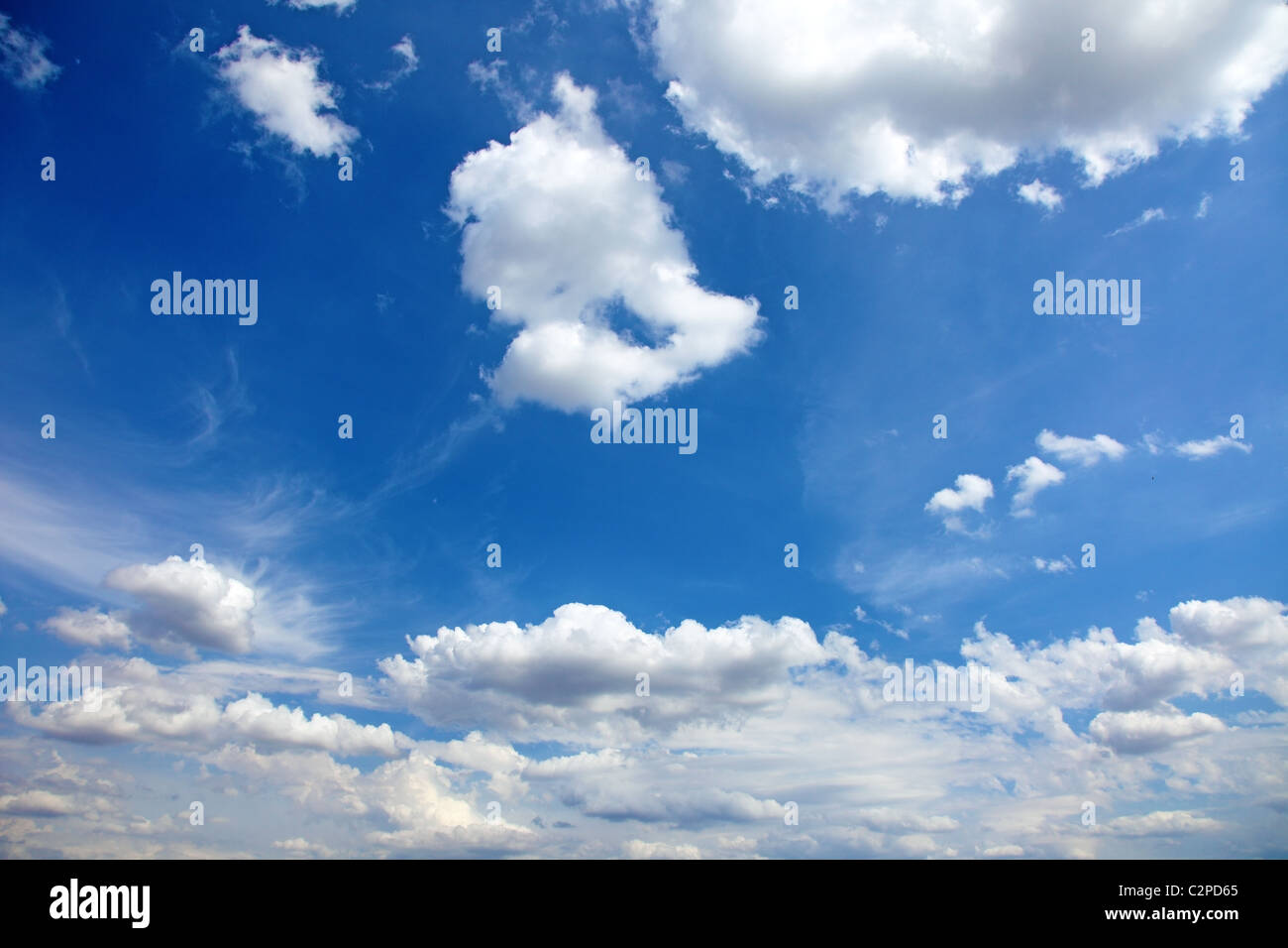 Schönen blauen Sommerhimmel mit Wolken als Hintergrund oder Hintergrund. Stockfoto