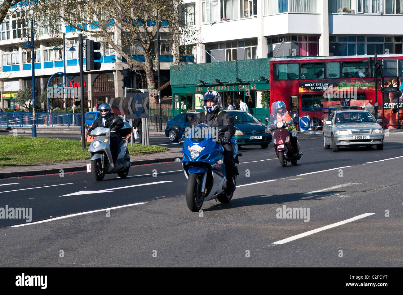 Motorradfahrer, Elefanten und Schloss nördlichen Kreisverkehr, Southwark, London, Großbritannien Stockfoto