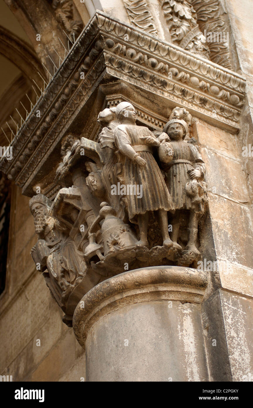 Reich verzierte Steinbildhauen auf eine Säule, Dubrovnik, Dalmatien, Kroatien Stockfoto