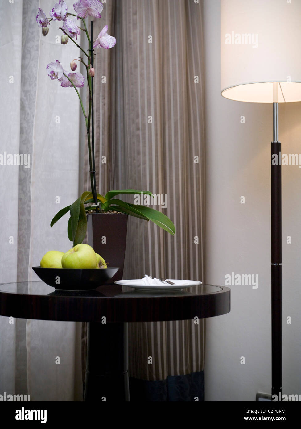 Orchideen- und Friutbowl auf einem zeitgenössischen Tisch Stockfoto