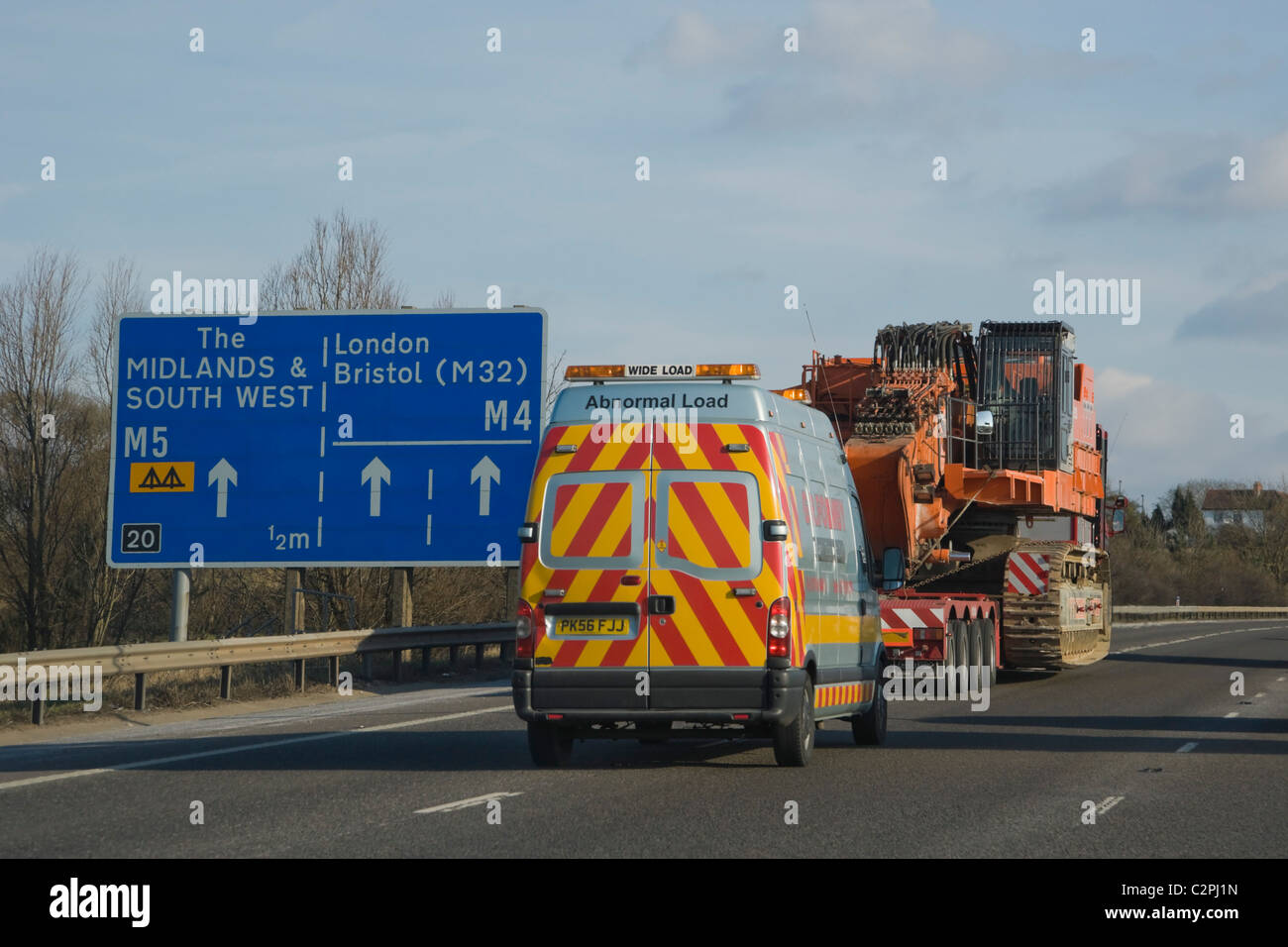 Abnorme Belastung Transport auf der M4 Autobahn, England, UK Stockfoto