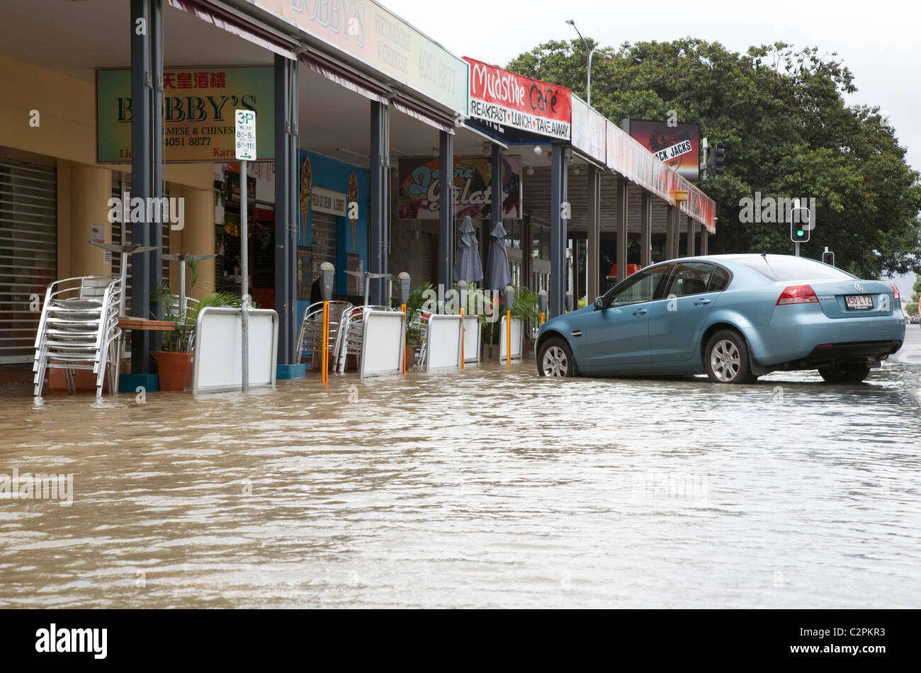 Straße in der Innenstadt durch sintflutartige Regenfälle überflutet und der König der Gezeiten. Cairns, Queensland, Australien Stockfoto