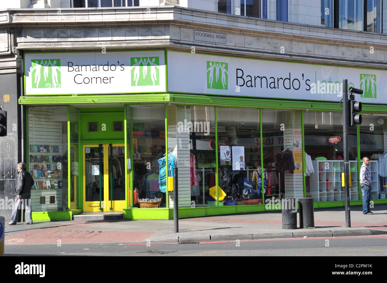 Barnado Ecke Brixton secondhand Kleidung Bücher Möbel Charity-Shop gute verursachen Stockfoto
