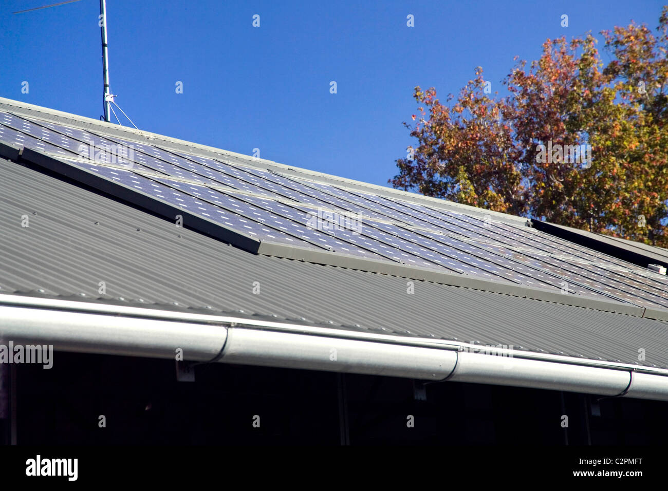 Caston House, Melbourne Australien. Sonnenkollektoren auf dem Dach Stockfoto