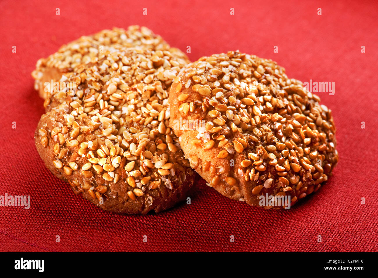 Objekt auf rot - Cookies mit Sesam Stockfoto
