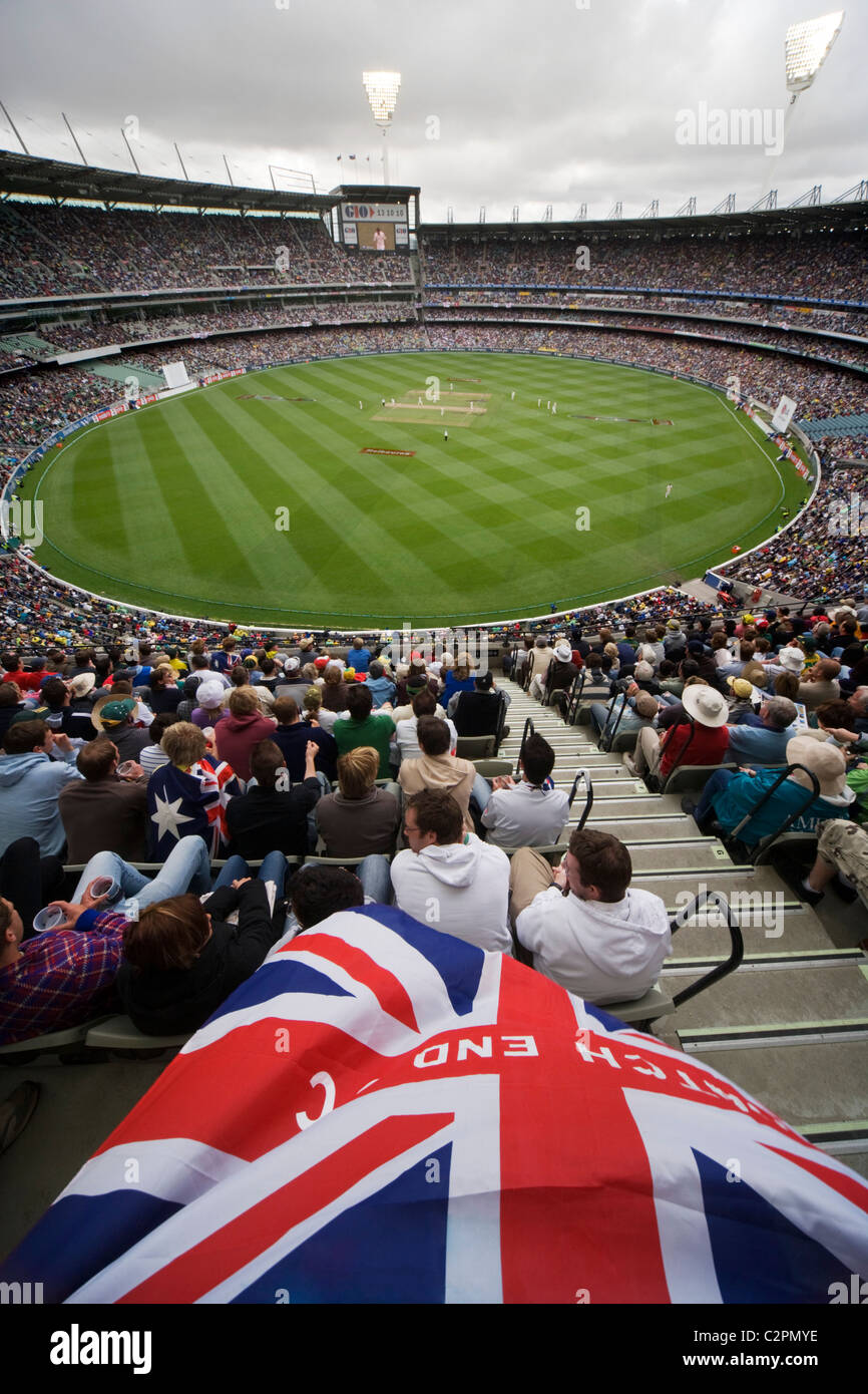 Melbourne Cricket Ground, MCG, Australien. Union Jack mit Unterstützern beim England-Spiel. Stockfoto