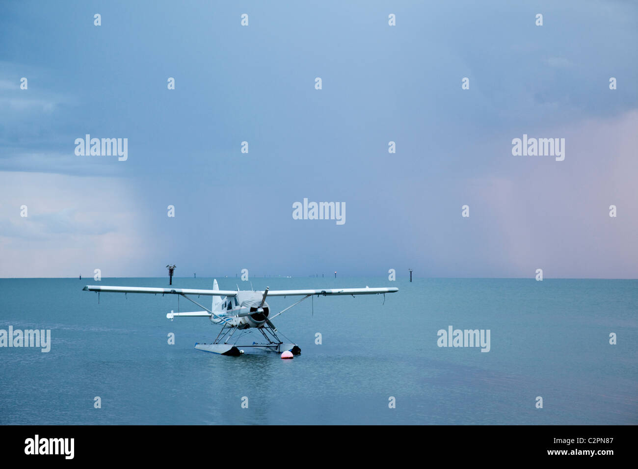 Wasserflugzeug mit Regen Sturm im Hintergrund. Cairns, Queensland, Australien Stockfoto