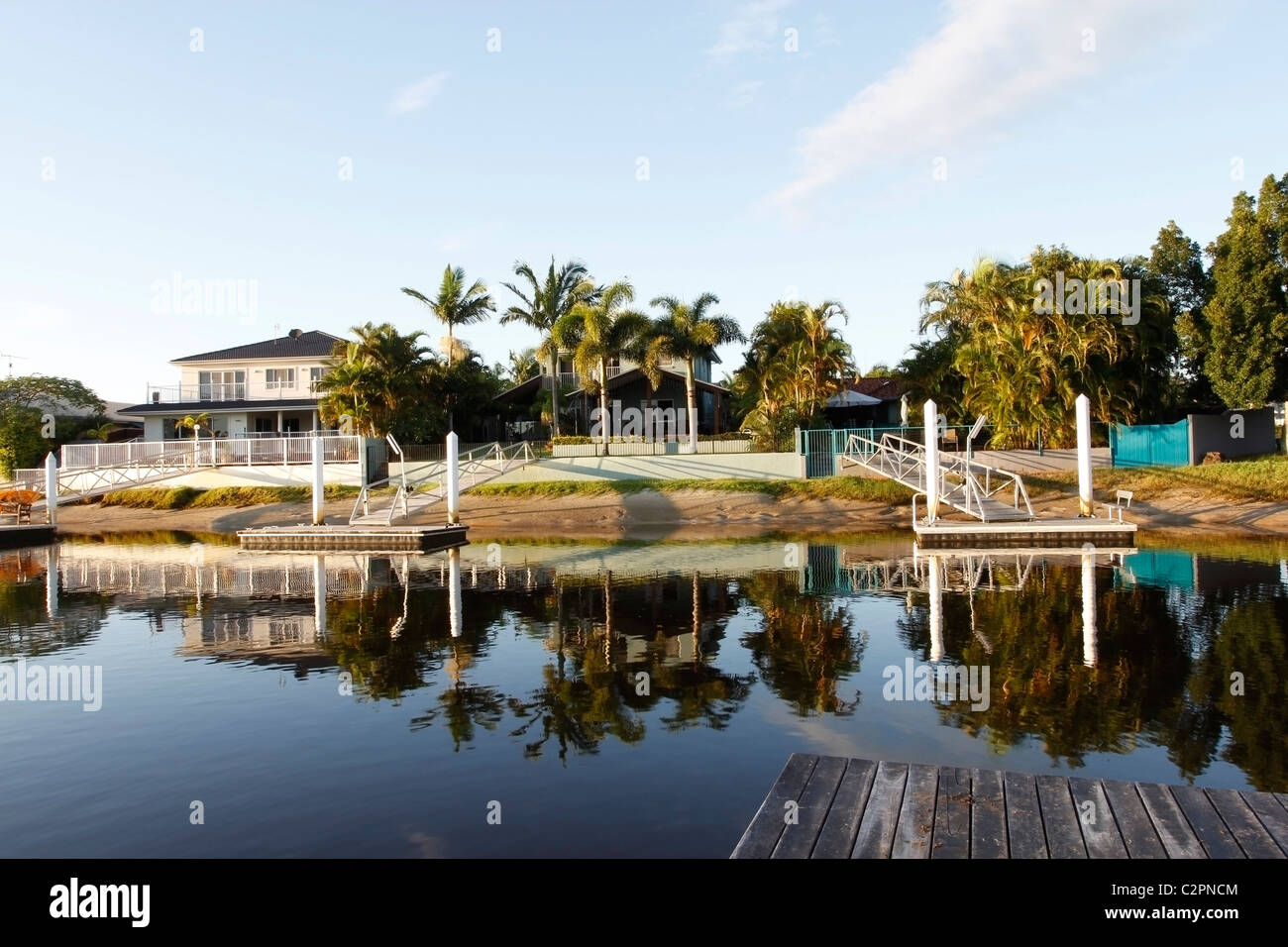 Luxus-Kanal-Entwicklung an der Sunshine Coast, Queensland, Australien. Kanal-Living ist beliebt bei Rentnern in Queensland. Stockfoto