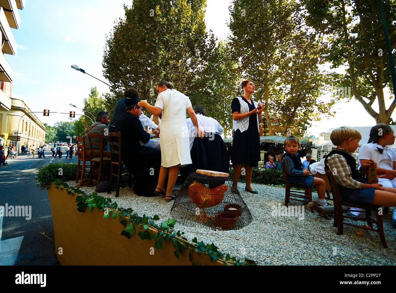 Asti Festival Delle Sagre Essen und Wein, Lebensstil, alte Traditionen, kulturelle Veranstaltungen und Kunst italienischer Lifestyle Douja D'our. Stockfoto