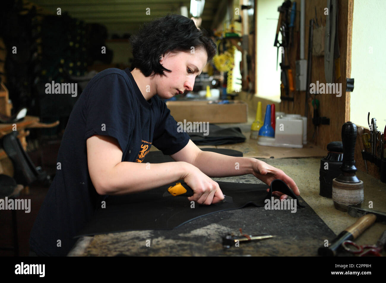 Handwerk, Produktion eines Sattels, schneiden ein Stück Leder, Haage, Deutschland Stockfoto